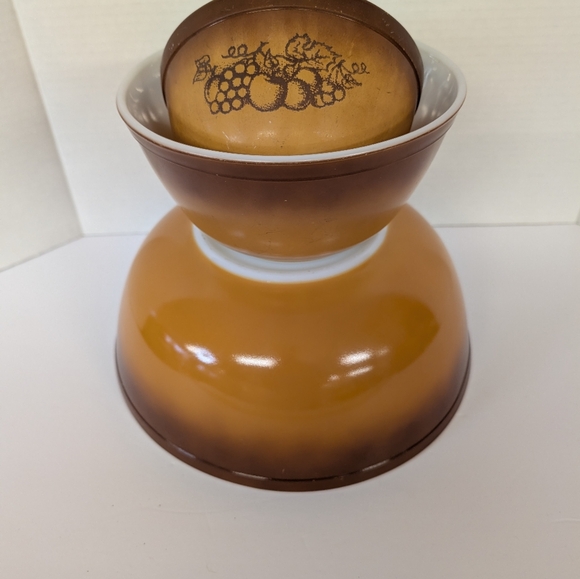 Pyrex Set Of 3 Nesting Bowls In Brown and Tan Mixing Bowls